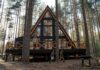 Domek w lesie z ukośnym dachem