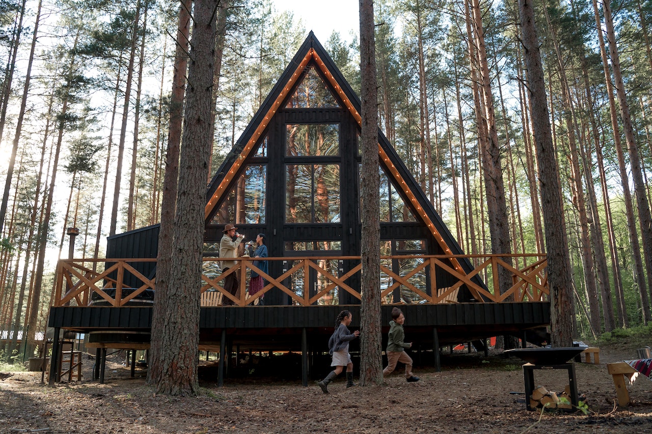 Domek w lesie z ukośnym dachem