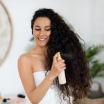 Nawilżanie i stylizacja kręconych włosów - poznaj metody